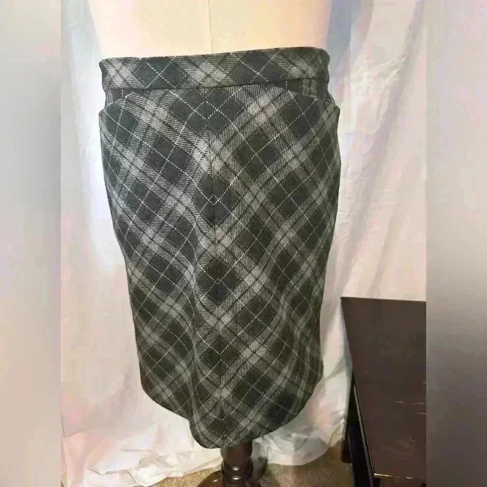 Gap Women’s Size 6 Grey Plaid Wool/Poly Skirt. Lined
18.5” hem. Zip and button